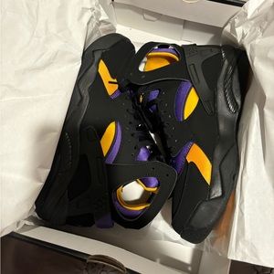 LIKE NEW!!! Nike Air Huaraches. Size 9.5. Only wore once. Purple & Gold💛💜